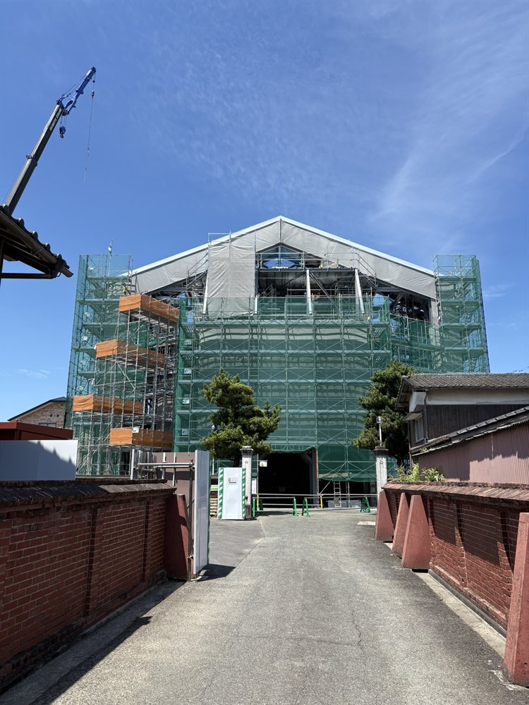 保存修理工事中の今村天主堂 外観